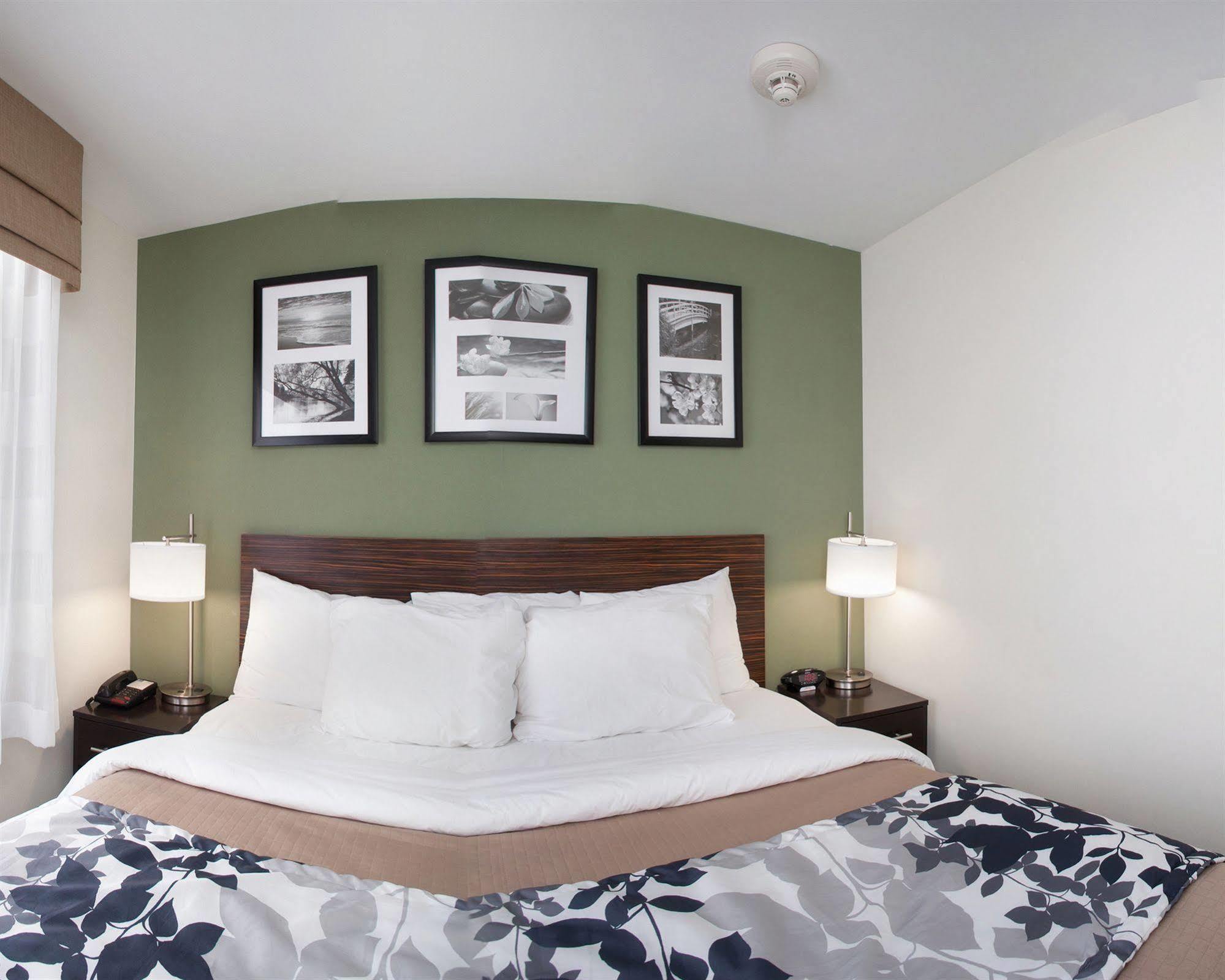 Days Inn By Wyndham Brooklyn Borough Park New York Exteriör bild